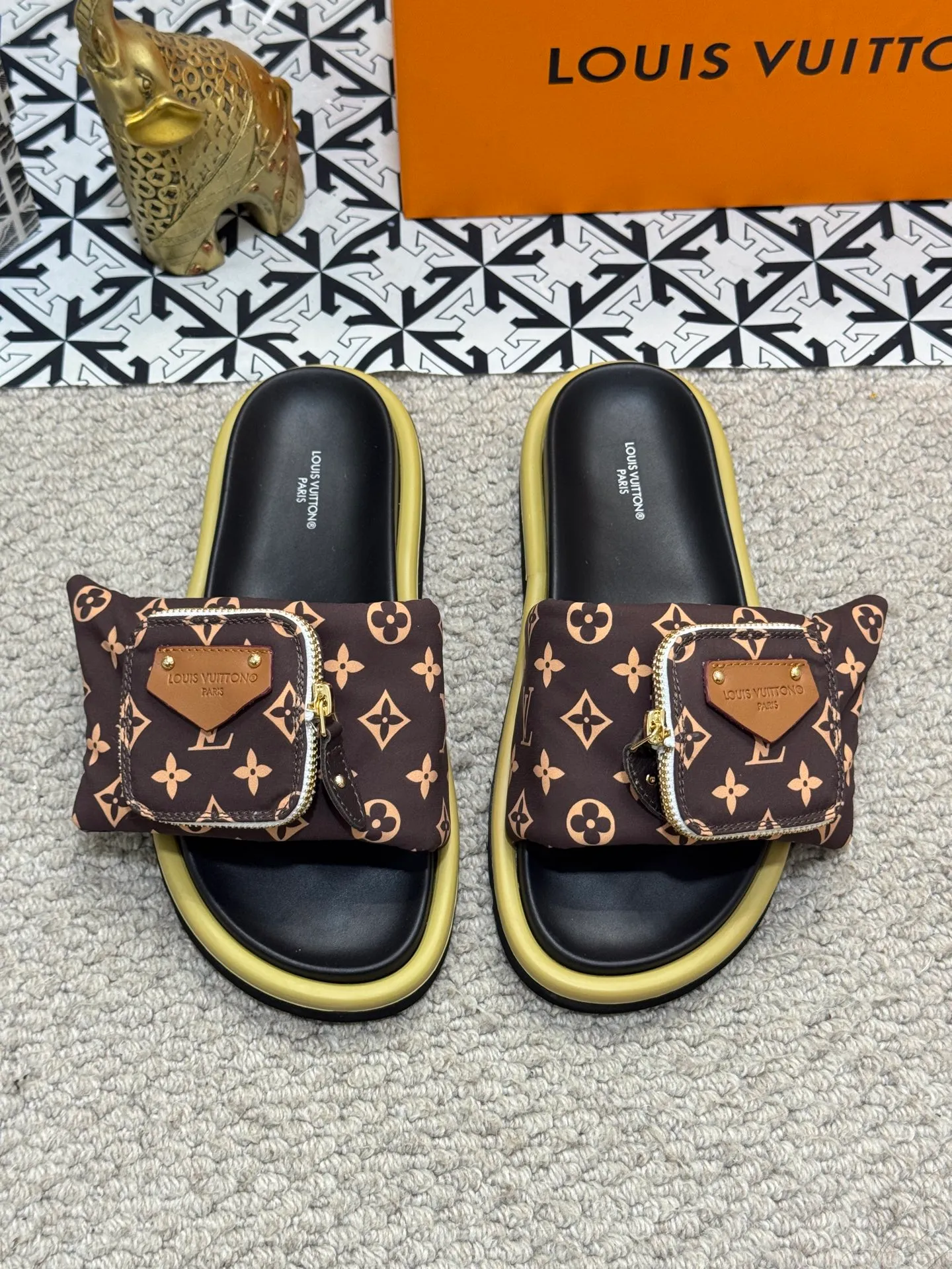 Men's shoes 💰400 [New style] 🦇🦇Top original order [Louis Vuitton] Couple style 👫Spring and summer style🎯🎯As an active family in the fashion industry ⭐ Lv is characterized by bold innovation ⚡Fabric down cloth🔥 Combined outsole, clean and tidy ⚡Fashionable and generous🌹Multiple colors available..Size: 36-44 (45 customized
